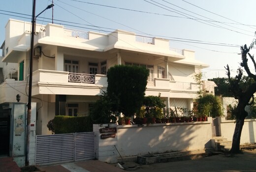 FRIENDS & FAMILY HOME STAY