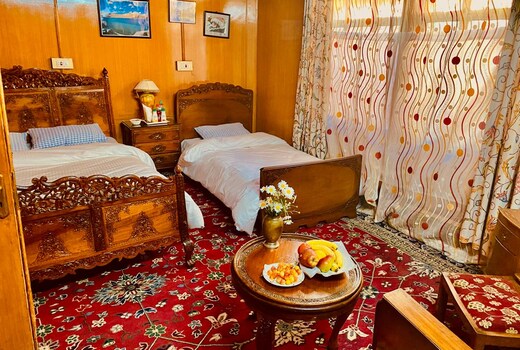 Pagooma houseboat