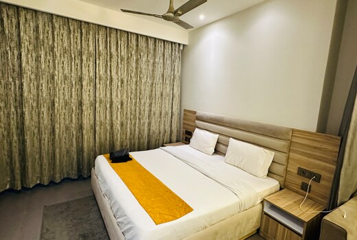 The Skyline Suite City and River view 42 Floor
