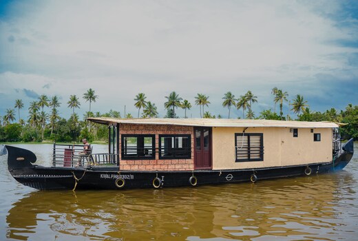 Blue Horizon 1BR Houseboat Meals by Homeyhuts