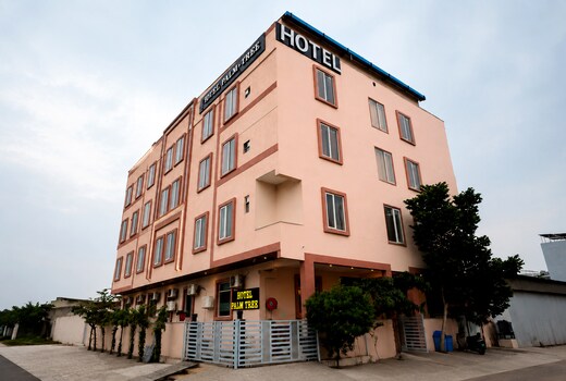 HOTEL PALM TREE