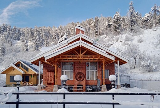StayVista at Farhat @ Suroor W/ Central Heating - Tangmarg
