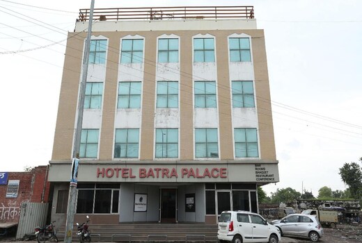Hotel Batra Palace (2 min. walk from Railway Station and Bus Stand)