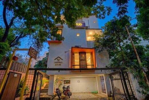 FabHotel Vardhan House I - Nr. Baner Hills