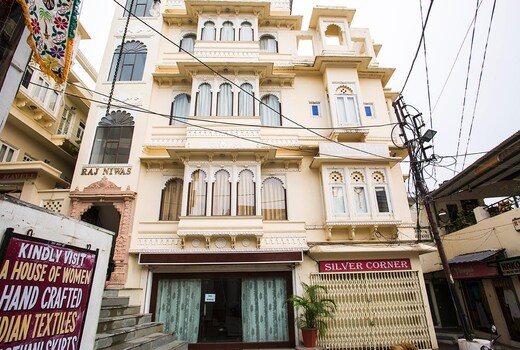 Hotel Raj Niwas