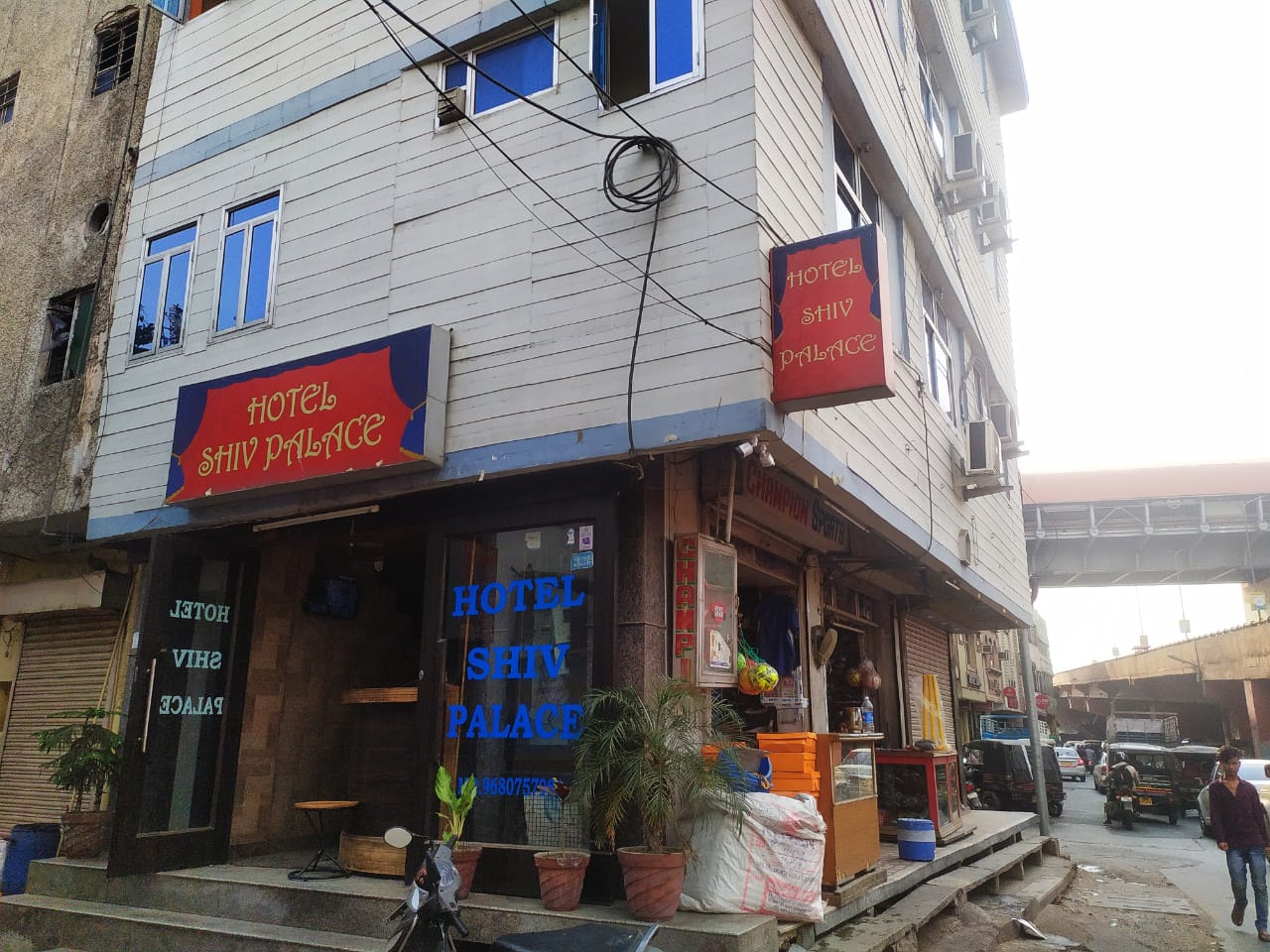 Hotel shiv palace (station road)