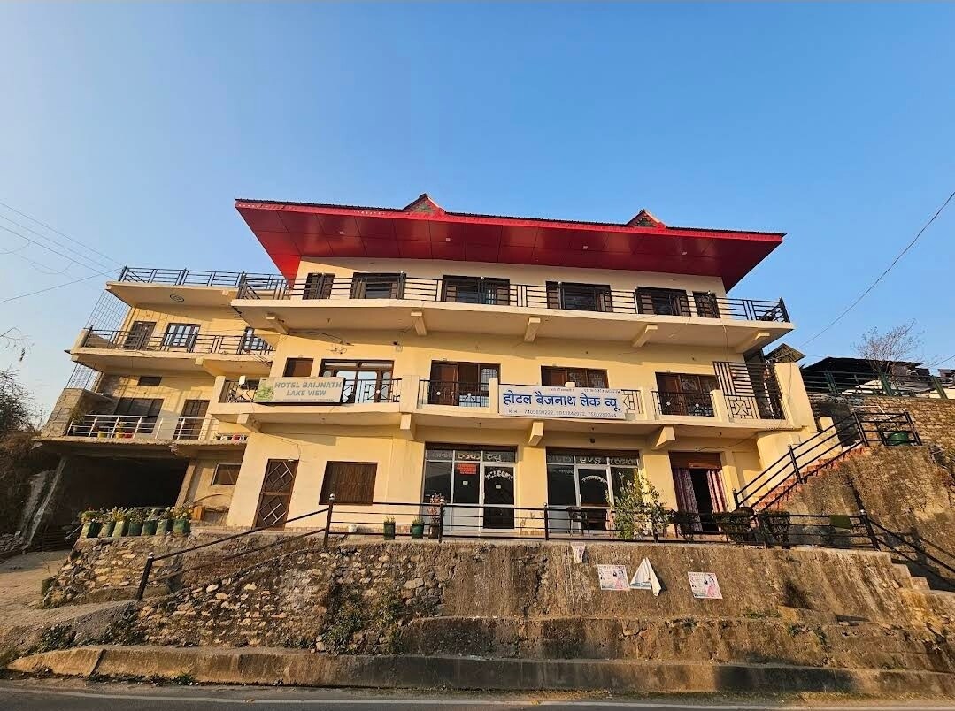 Hotel baijnath Lake view