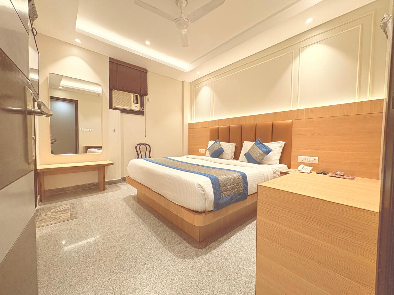 Hotel Rajmahal Inn 3 mints walking from New Delhi Railway station
