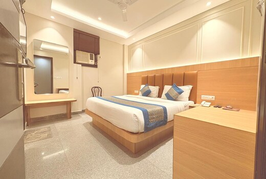 Hotel Rajmahal Inn 3 mints walking from New Delhi Railway station