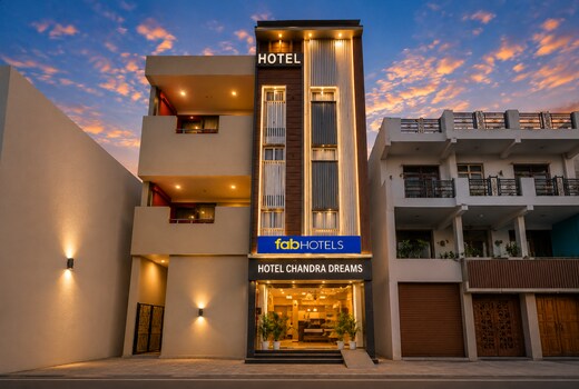 FabHotel Chandra Dreams - 600m from Banaras Railway Station
