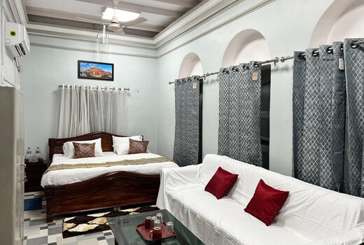 THE KRISHNA PALACE