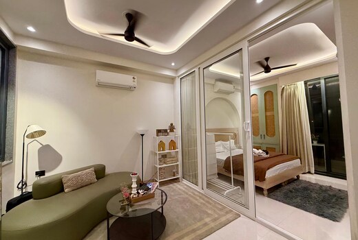 luxury 1BHK near Medanta Mediclinic Golf Course Rd