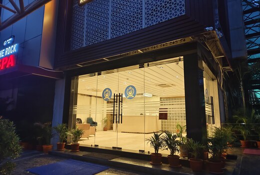 Hotel Regal Crest