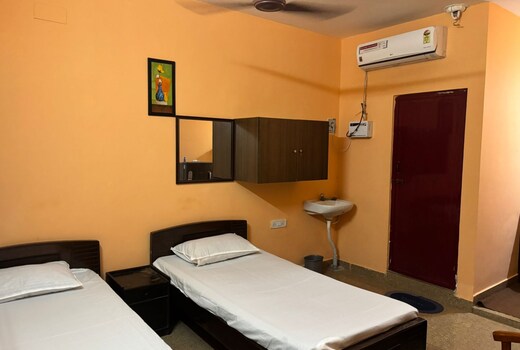 Home Stay Next to Sankara Nethralaya & Apollo Hospitals