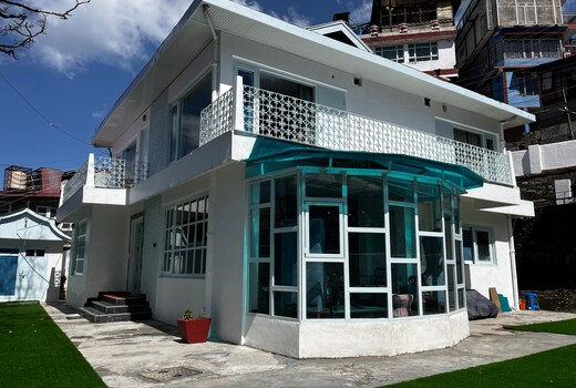 The Warrick | A Luxe Stay Near Mall Road