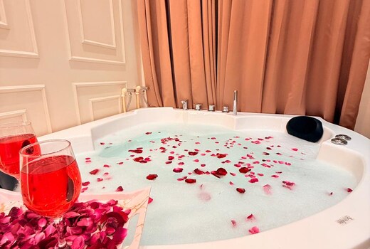 Luxury Jacuzzi Studio By Cayetana | Near Airport