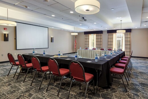 DoubleTree by Hilton Savannah Airport