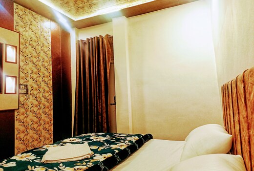 Hotel 8100 Inn