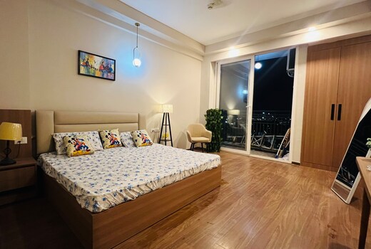 The Urban Hideout | Couple Friendly Studio near Metro