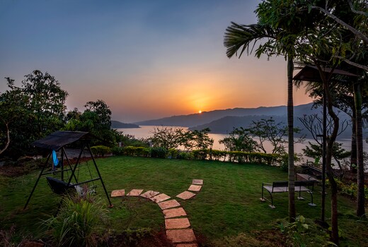 CosmicStays Countryside Panorama Lakeview Bungalow