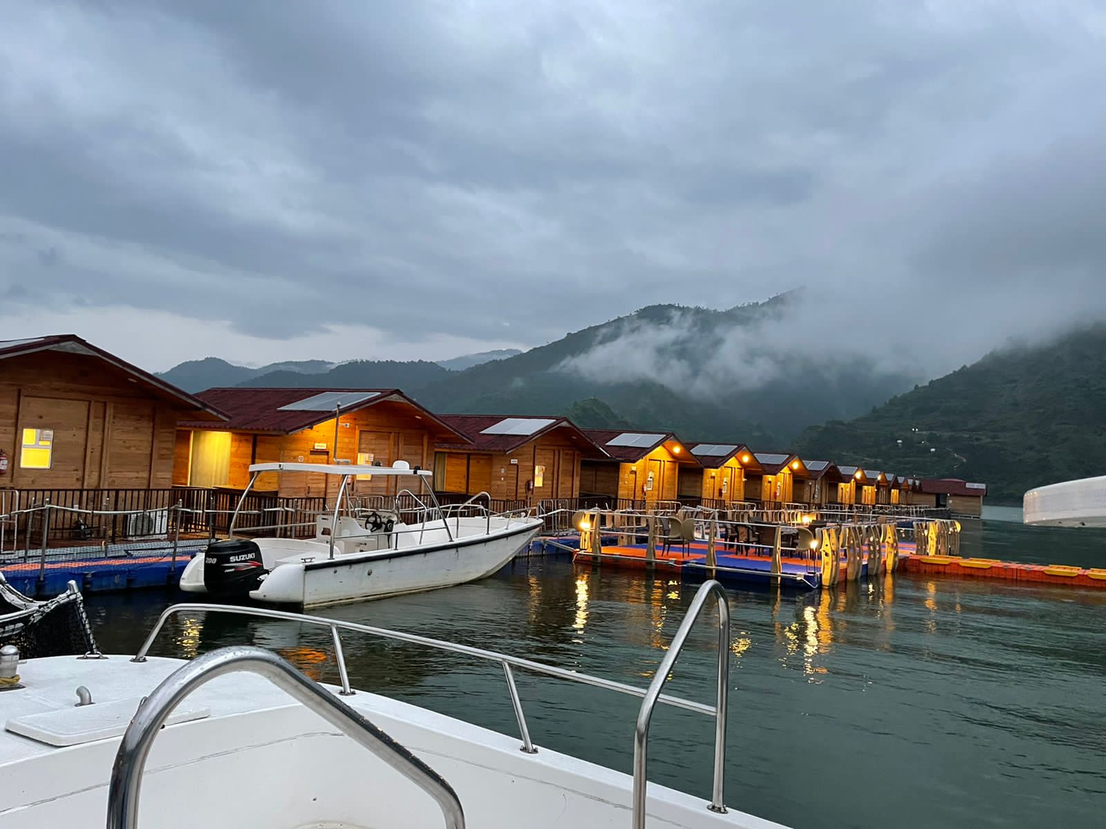 Le ROI Floating Huts & Eco Rooms