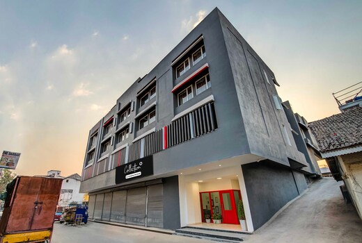 Townhouse Oak Pune Mandai Metro Station