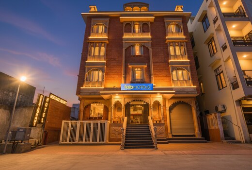 FabHotel Tipsyy Inn Suites