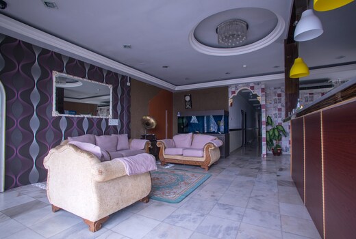 OYO 44010 Royals Star Hotel