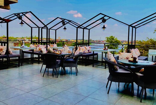 S.S. LAKE VIEW HOTEL