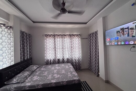 The Comfort Zone w AC, Smart Tv & Private Balcony.