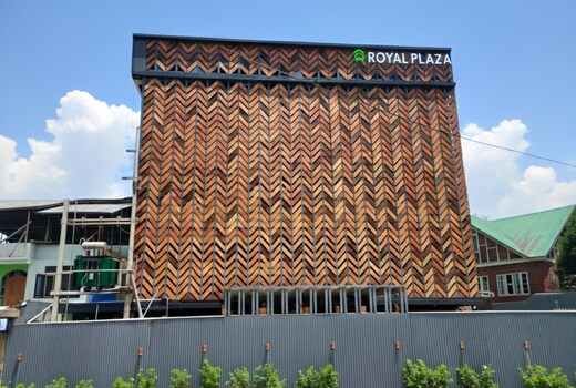 Hotel Royal Plaza (10 min Walk to Dal Lake)