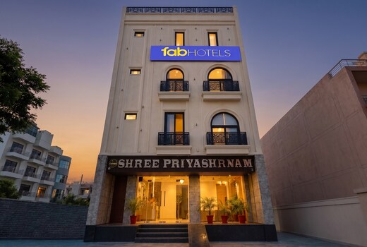 FabHotel Shree Priyasharnam - 500 m from prem mandir