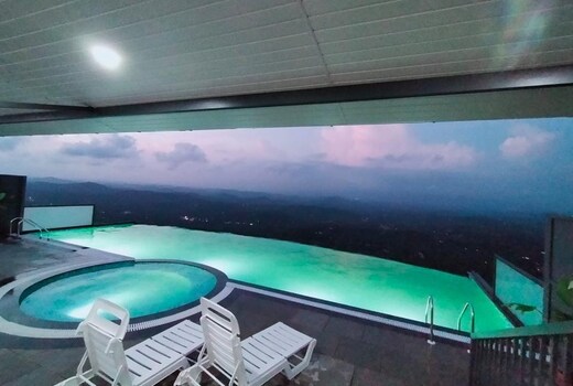 Misty Green Hills Parks & Cottages | Infinity Swimming Pool