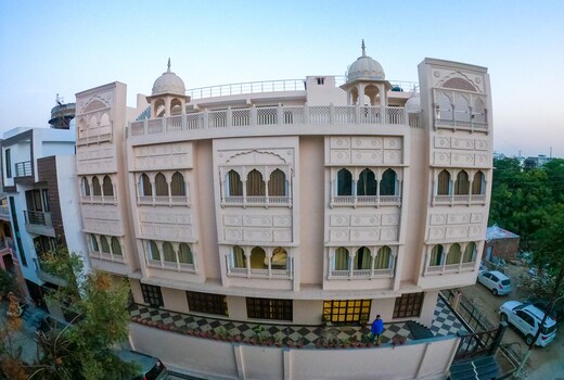 Hotel The Taj Vista Agra ..walking distance to Tajmahal..