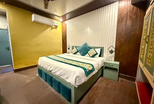 Hi Hotel By Madras(1.2 km from Triveni Ghat)