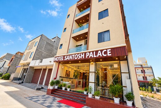 Hotel Santosh Palace (Free Gated Parking & 10 Minutes walk from Temple)