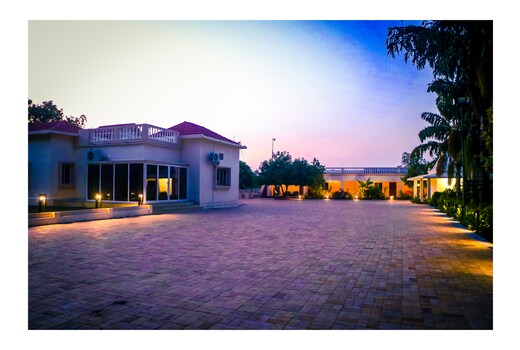 Skylark Resort, Parsili
