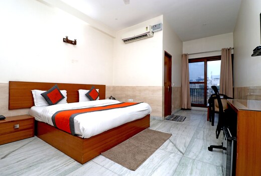 Azure Stays | Medanta Medicity (500mts)