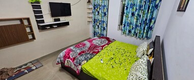 Secure Peaceful Homestay 500 M From Batamangala Temple