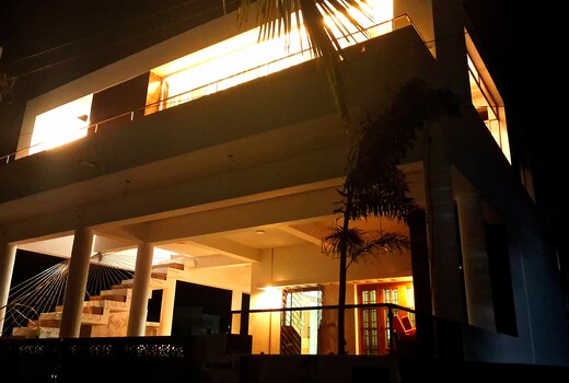 Fully furnished luxury 2BHK AC Flat at Se Grand