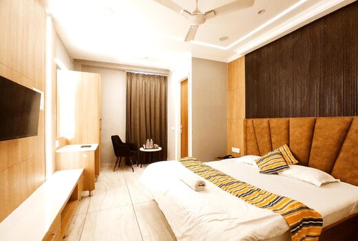 HOTEL WHITE ROCK - All Luxury Rooms By SKY Hotels