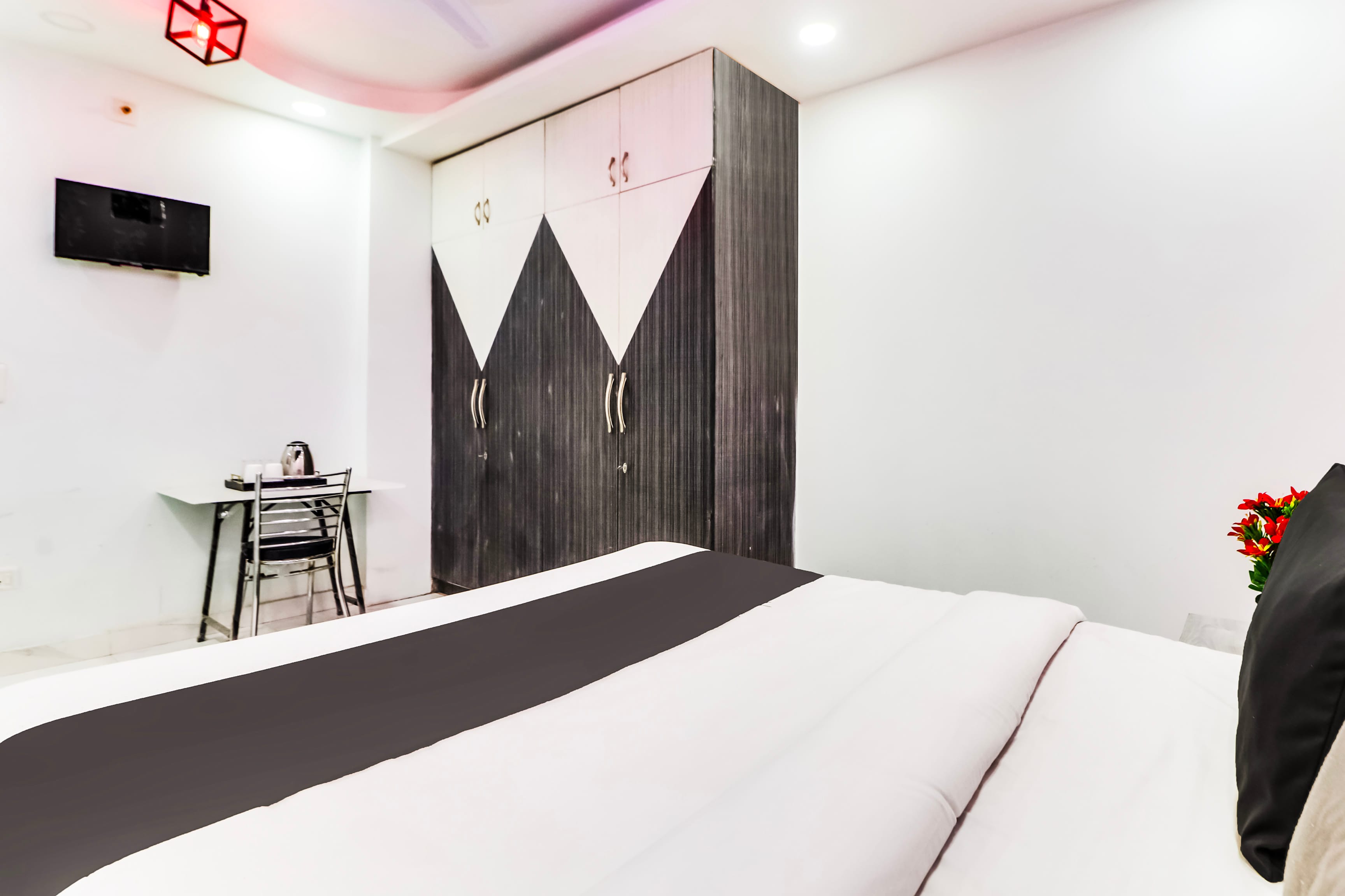 OYO 824009 Silent Moon Hotel