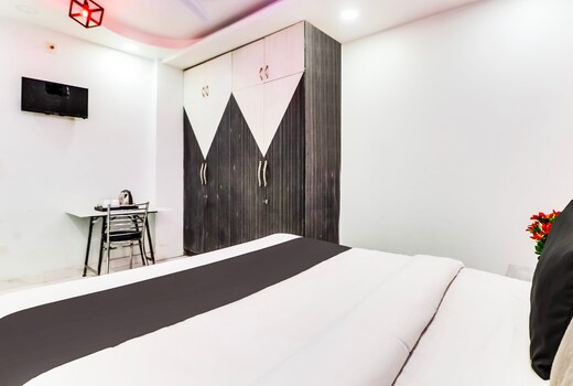 OYO 824009 Silent Moon Hotel