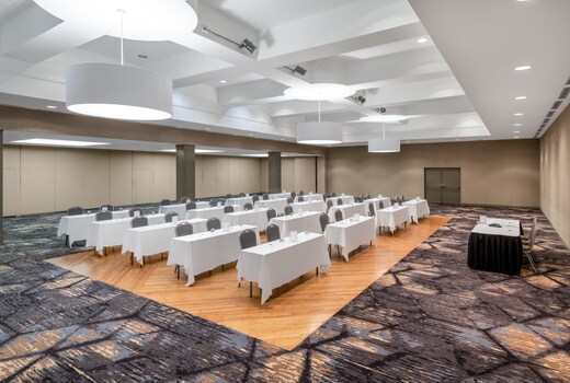 Holiday Inn & Suites Pittsfield-Berkshires