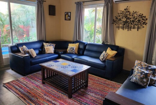 6 Bedroom with Pool Near to Beach