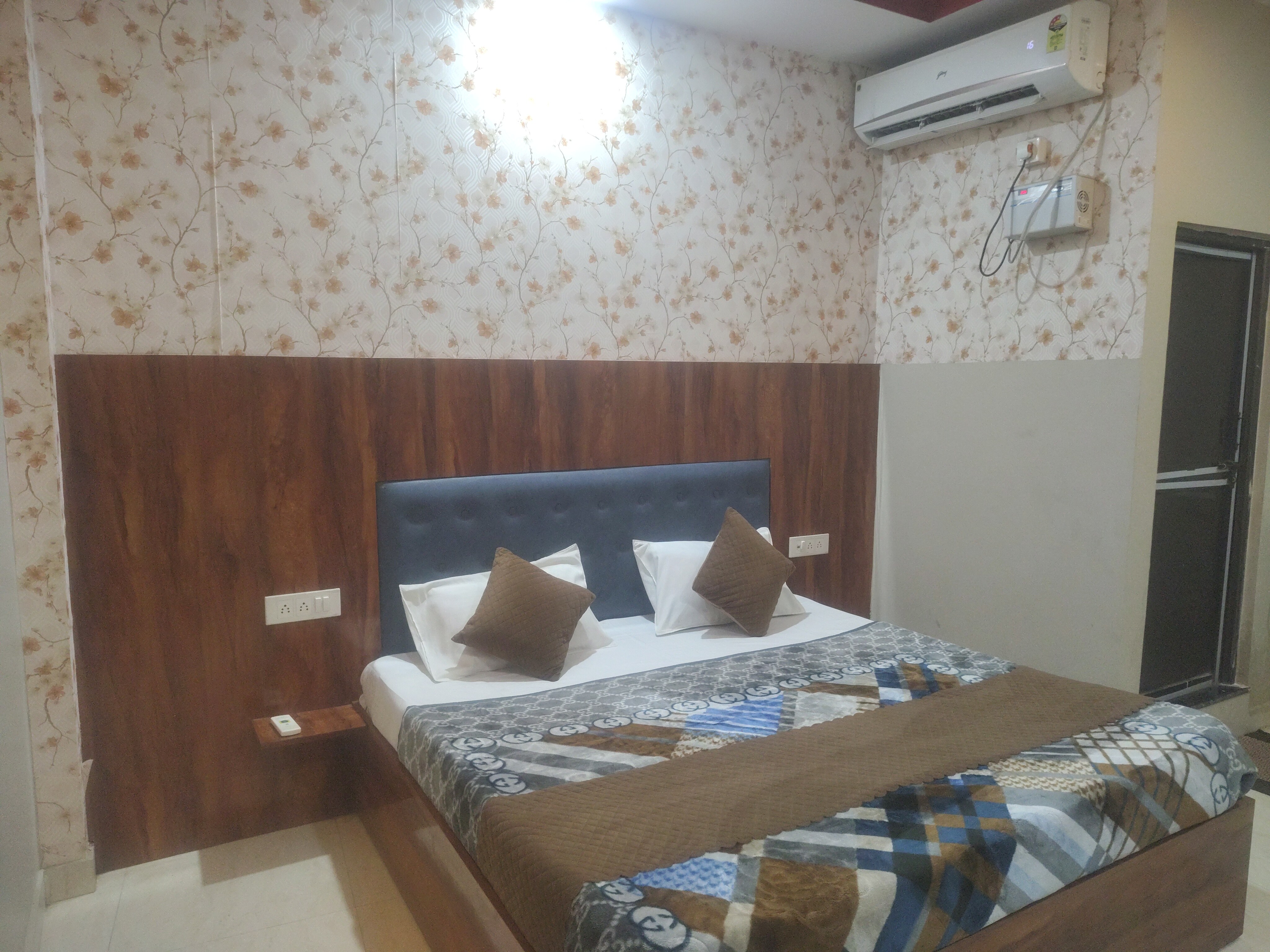HOTEL DARSH & OM RESTURANT