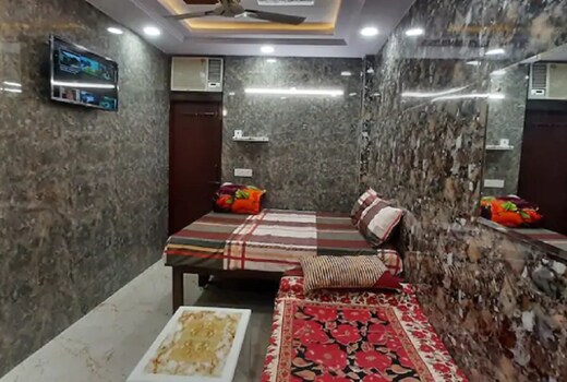 Couples Friendly Independent flat in Posh Lajpat Nagar