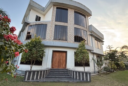 LUXURIOUS VILLA WITH 3 AC BEDROOMS & FREE PARKING