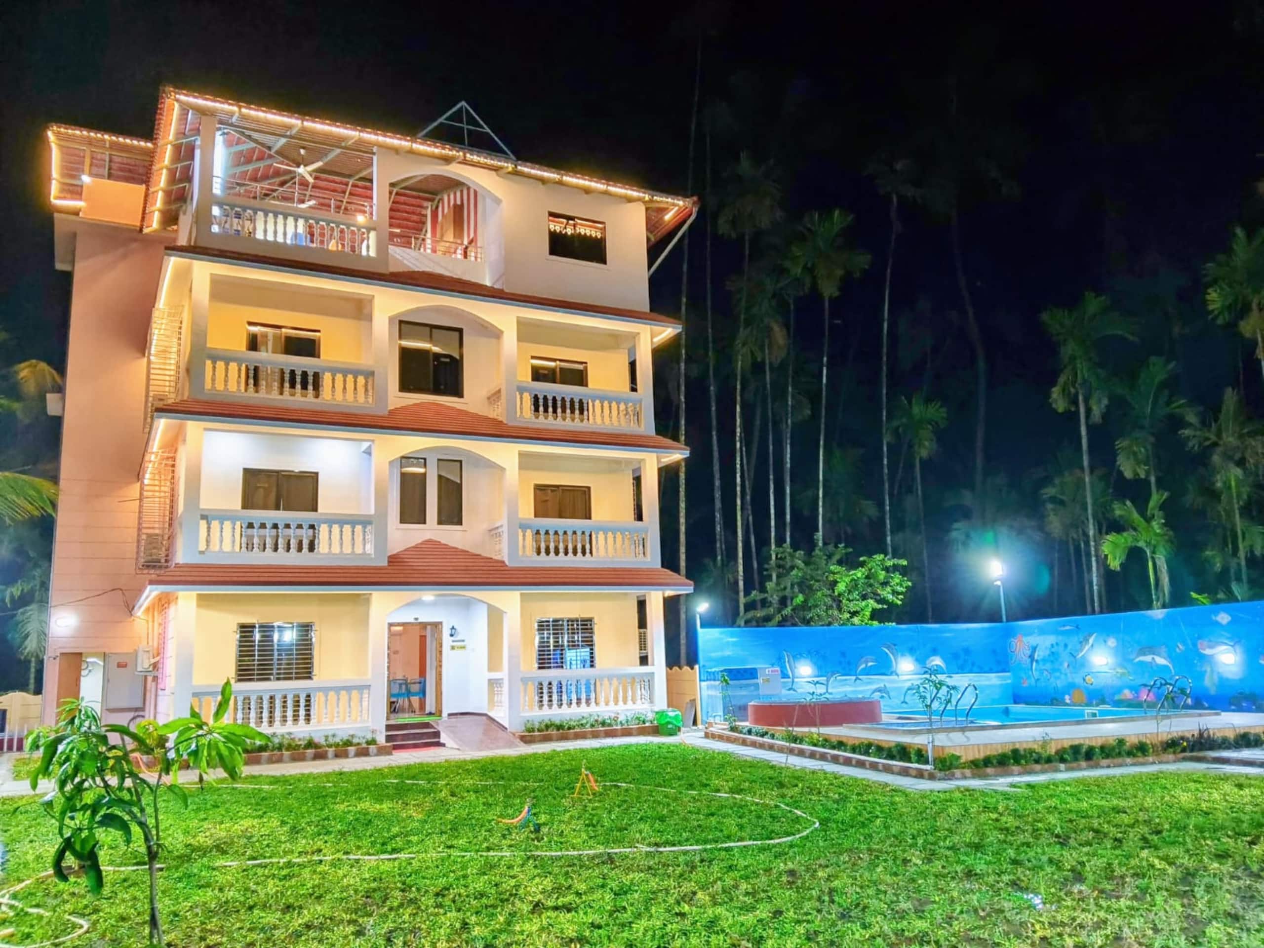 Raindrop Villa AC Deluxe Room 2 TV Mini fridge wt attached Bath