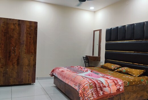 9 STAR INN - LPU Law Gate